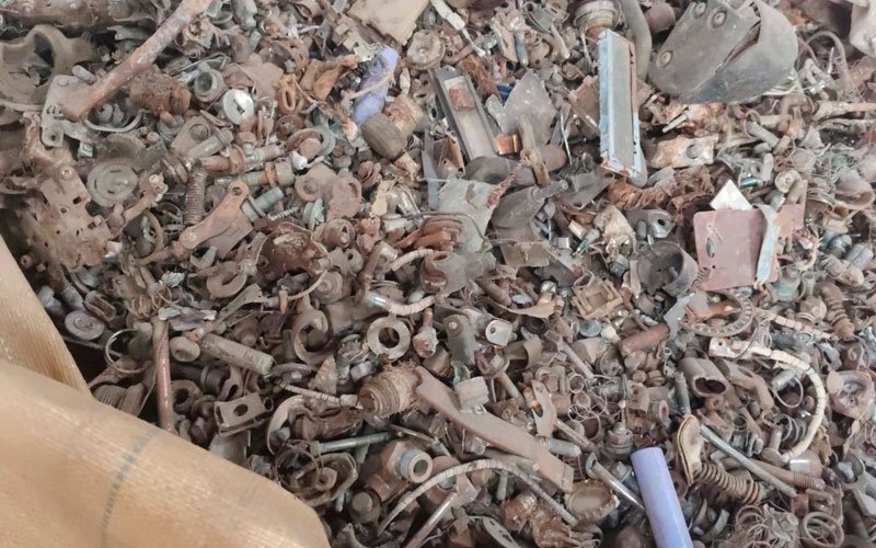 Aluminium turnings and machining waste from a production floor